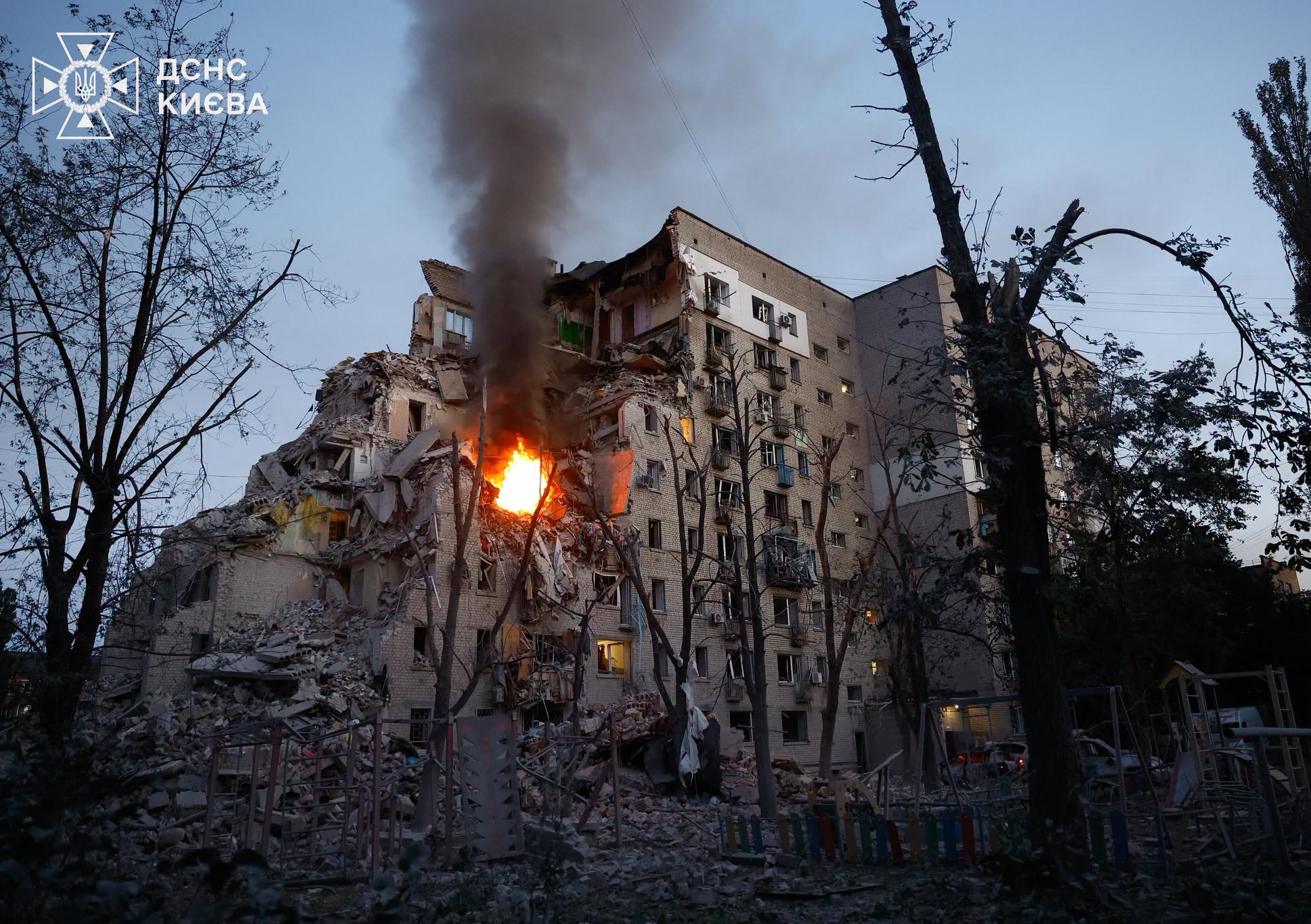 En ødelagt boligblokk i Kyiv etter et russisk angrep 2. juli 2026