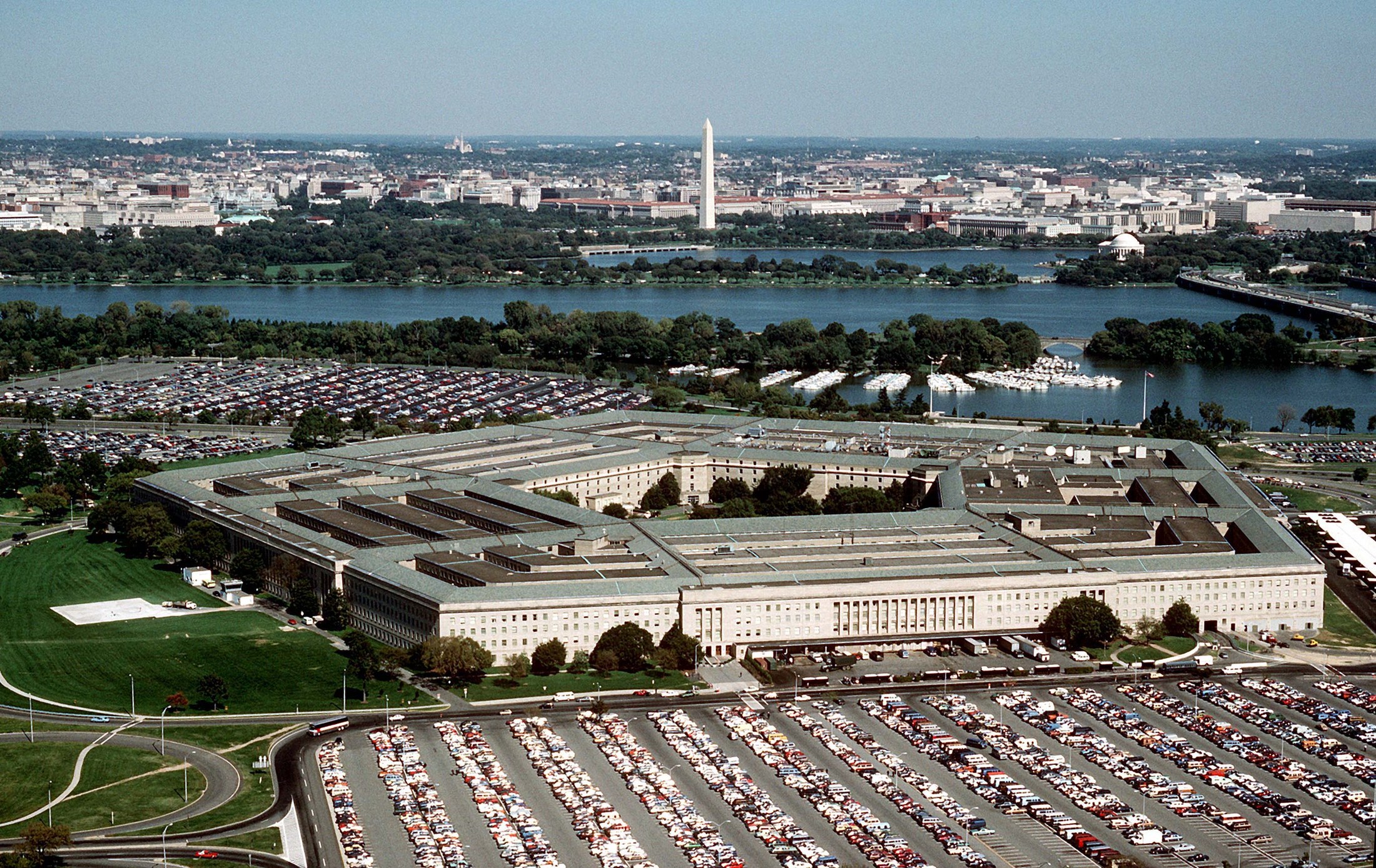 Pentagon sett fra luften med Potomac-elven og Washington-monumentet i bakgrunnen